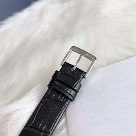 实拍 伯爵-PIAGET 女士腕表 瑞士石英机芯 316L精钢表壳 真牛皮表带 尺寸34*8mm 蓝宝石玻璃镜面 简约的设计,大胆而多彩的配色,以及旋转表圈是伯爵品牌 Possession腕表的特质所在。通过品牌制表师们天马星空的创意,将各个亮色的表带与贵金属、钻石、精钢材质相融,通过圆形盘面的演绎,令全新的 Possession腕表越发闪耀夺目,给人眼前一亮之感。 实拍 伯爵-PIAGET 女士腕表 瑞士石英机芯 316L精钢表壳 真牛皮表带 尺寸34*8mm 蓝宝石玻璃镜面 简约的设计,大胆而多彩的配色,以及旋转表圈是伯爵品牌 Possession腕表的特质所在。通过品牌制表师们天马星空的创意,将各个亮色的表带与贵金属、钻石、精钢材质相融,通过圆形盘面的演绎,令全新的 Possession腕表越发闪耀夺目,给人眼前一亮之感。