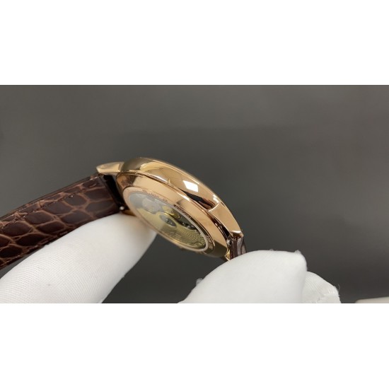 新品推荐 江诗丹顿最新巨作 《vacheron Constantin》超薄系列高级腕表⌚️,火爆上市搭载原装进口9015,每小时振频28800次,零返修。装配特色锅盖玻璃,3D超强立体感,给你不一样的感觉!316L精钢表壳,采用意大利进口小牛皮,原装针扣。深度防水50米,直径40mm。尽显非凡气质,高贵雅致及精美细腻的工艺,耀眼✨✨光辉,永恒尊贵,绝对是男神们的标配! 新品推荐 江诗丹顿最新巨作 《vacheron Constantin》超薄系列高级腕表⌚️,火爆上市搭载原装进口9015,每小时振频28800次,零返修。装配特色锅盖玻璃,3D超强立体感,给你不一样的感觉!316L精钢表壳,采用意大利进口小牛皮,原装针扣。深度防水50米,直径40mm。尽显非凡气质,高贵雅致及精美细腻的工艺,耀眼✨✨光辉,永恒尊贵,绝对是男神们的标配!