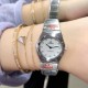 实拍【精致女人,精彩人生 】GF新款欧米茄第五代星座系列25mm瑞士石英女士腕表。整表经过了精致的打磨处理,表链的横向拉丝璀璨耀眼(白!亮!美!不是所有的不锈钢都叫精钢!),表壳及表链两侧倒角,经制表师们手工抛光打磨的边缘令腕表看起来更加精细!原版开模,上手无破绽!致力打造复刻界打磨最精致的星座,没有之一!(⚠️拆带方向注意看12点位箭头)G Factory,专注良心好品质! 实拍【精致女人,精彩人生 】GF新款欧米茄第五代星座系列25mm瑞士石英女士腕表。整表经过了精致的打磨处理,表链的横向拉丝璀璨耀眼(白!亮!美!不是所有的不锈钢都叫精钢!),表壳及表链两侧倒角,经制表师们手工抛光打磨的边缘令腕表看起来更加精细!原版开模,上手无破绽!致力打造复刻界打磨最精致的星座,没有之一!(⚠️拆带方向注意看12点位箭头)G Factory,专注良心好品质!