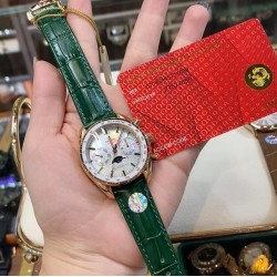 全新海马月相闪亮登场————爱你，便想为你摘星揽月2023最新欧米茄海马系列月相至臻天文台为告白季而诞生✨惟妙惟肖的月相设计，搭配独特的锆石刻度饰于珍珠贝母表盘，逼真重现月球真实景象，将宇宙之美凝聚在方寸之间。37mm的表径，蓝宝石防刮镜面，让爱意在腕间生动呈现。