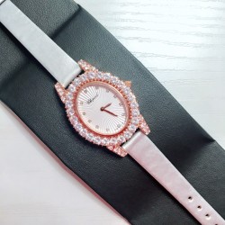 ❤️实拍 萧邦新款 LHEURE DU DIAMANT MEDIUM OVAL 此款LHeure du Diamant 椭圆形切割雕纹镶钻表盘 环以点缀钻石的表圈 优雅气韵 时尚风格和萧邦精湛的手工艺尽显无遗 光华耀目