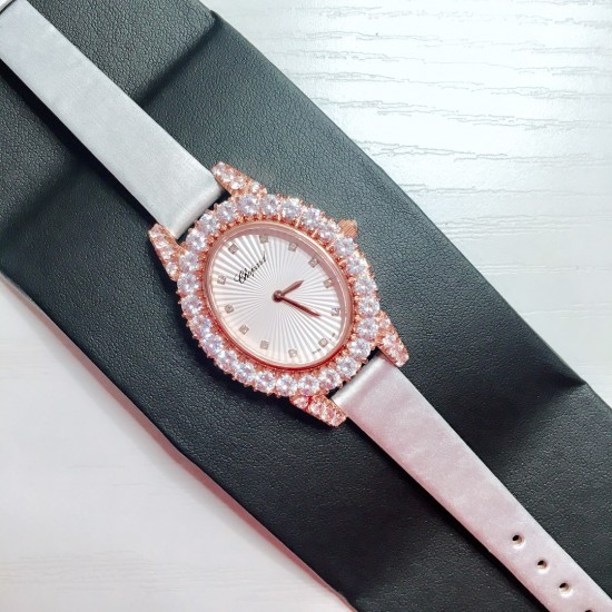 ❤️实拍 萧邦新款 LHEURE DU DIAMANT MEDIUM OVAL 此款LHeure du Diamant 椭圆形切割雕纹镶钻表盘 环以点缀钻石的表圈 优雅气韵 时尚风格和萧邦精湛的手工艺尽显无遗 光华耀目 ❤️实拍 萧邦新款 LHEURE DU DIAMANT MEDIUM OVAL 此款LHeure du Diamant 椭圆形切割雕纹镶钻表盘 环以点缀钻石的表圈 优雅气韵 时尚风格和萧邦精湛的手工艺尽显无遗 光华耀目
