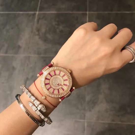 FRANCK MULLER【法兰克•穆勒】神秘时间 玩转表界 2020年新款女式腕表,官网同步更新,奢华的经典著作当属FM出品,纯钢外壳,镶嵌施华洛世奇水晶,高端的奢华与尊贵,经典满钻字面,突破设计风格和寓意深刻,改变需要新形象,你值得拥有。进口2836全自动机械,蓝宝石镜面,亮色真牛皮表带。尺寸大号42mm 小号38mm FRANCK MULLER【法兰克•穆勒】神秘时间 玩转表界 2020年新款女式腕表,官网同步更新,奢华的经典著作当属FM出品,纯钢外壳,镶嵌施华洛世奇水晶,高端的奢华与尊贵,经典满钻字面,突破设计风格和寓意深刻,改变需要新形象,你值得拥有。进口2836全自动机械,蓝宝石镜面,亮色真牛皮表带。尺寸大号42mm 小号38mm