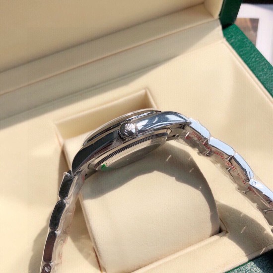 ROLEX 劳力士 蚝式恒动型 超卓性能,高效稳定,三格链节舒适度极佳,圆拱型外圈搭配上对版的彩色表盘,非常独特的设计,在光线下会有一种莹润,透亮的感觉# 字体样式 模具均选与ROLEX相同字体,防刮损蓝宝石玻璃镜面,旋入式表冠,双扣锁双重防水!表扣内侧外侧图标细节同原版激光雕刻工艺,瑞士冰蓝色棒状时标夜光! ROLEX 劳力士 蚝式恒动型 超卓性能,高效稳定,三格链节舒适度极佳,圆拱型外圈搭配上对版的彩色表盘,非常独特的设计,在光线下会有一种莹润,透亮的感觉# 字体样式 模具均选与ROLEX相同字体,防刮损蓝宝石玻璃镜面,旋入式表冠,双扣锁双重防水!表扣内侧外侧图标细节同原版激光雕刻工艺,瑞士冰蓝色棒状时标夜光!