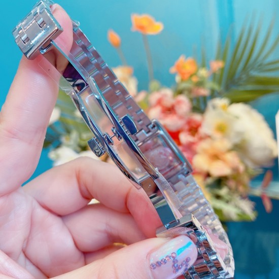 最新升级,浪琴表黛绰维纳系列石英女士腕表。浪琴排名皇后级别的当属黛绰维纳系列女表 以意大利语中的Dolce Vita为名 寓意甜美生活 寓意意式生活邂逅现代浪漫 通过几何线条与柔美曲线塑造出现代优雅与妩媚姿态 银色表盘的雕花、以及蓝钢指针等精致细节都烘托出佩戴者纯正的优雅与贵气! 最新升级,浪琴表黛绰维纳系列石英女士腕表。浪琴排名皇后级别的当属黛绰维纳系列女表 以意大利语中的Dolce Vita为名 寓意甜美生活 寓意意式生活邂逅现代浪漫 通过几何线条与柔美曲线塑造出现代优雅与妩媚姿态 银色表盘的雕花、以及蓝钢指针等精致细节都烘托出佩戴者纯正的优雅与贵气!