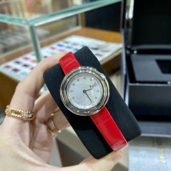 全网女生听我的！买它…❤️。     伯爵“时来运转”顶级奢侈品入门款精致的 29mm尺寸大小！第一眼看到它的时候我一眼就中，首先是外观设计足够百搭，➕上外层一圈可来回转动 很有寓意、一起“转动，遇见非凡”。上手很秀气，彩色鳄鱼皮可轻松拆卸 看上去就高端，机芯采用瑞士进口石英机芯，螺旋式表圈316L精钢打磨抛光 表面光亮如镜、表盘内圈钻石刻度 11颗⭕️圆形美钻（约0.07克拉）外圈一颗圆形美钻（约0.05克拉）