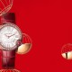 ★预售 新春特别款 6号出货 先订先得哦!鎏金时刻 红运相随!农历新年将至!卡地亚携限量发售的新春特别款臻品,献礼庚子年。珍贵时计印刻幸福时光,闪耀红宝石装点暖意心愿,“钉”义新年好运,祈愿红运相随。开启新春红运。 标配鳄鱼皮版本。 ★预售 新春特别款 6号出货 先订先得哦!鎏金时刻 红运相随!农历新年将至!卡地亚携限量发售的新春特别款臻品,献礼庚子年。珍贵时计印刻幸福时光,闪耀红宝石装点暖意心愿,“钉”义新年好运,祈愿红运相随。开启新春红运。 标配鳄鱼皮版本。