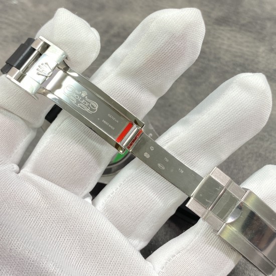 劳力士ROLEX游艇名仕型 搭载3235机芯,动力可以维持72小时,双向旋转60分钟刻度外圈配哑黑色Cerachrom陶质圈口,凸显抛光立体数字!42mm直径 !新款时针增大,分针缩细,增强了可读性。新款Pyesterflex橡胶表带亦配备蚝式保险扣,佩戴稳固从而更加舒适!字面刻度填充进口Chromalight长效果蓝色物料!jvs厂出品,出货实拍 劳力士ROLEX游艇名仕型 搭载3235机芯,动力可以维持72小时,双向旋转60分钟刻度外圈配哑黑色Cerachrom陶质圈口,凸显抛光立体数字!42mm直径 !新款时针增大,分针缩细,增强了可读性。新款Pyesterflex橡胶表带亦配备蚝式保险扣,佩戴稳固从而更加舒适!字面刻度填充进口Chromalight长效果蓝色物料!jvs厂出品,出货实拍