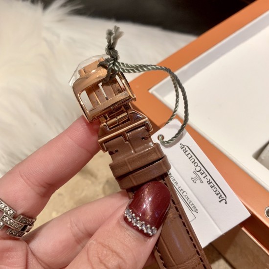 实拍 积家-Jaeger-LeCoultre DAZZLING RENDEZ- VOUS MOON约会系列月相珠宝腕表月之女神,是浪漫与柔美的象征,她掌管着大自然中的潮起潮落和季节更替,是艺术家与诗人们的灵感源泉,在温润莹亮的白色珍珠母贝映衬下,晶莹璀璨的钻石散发出夜空般的静谧之美,表圈镶嵌108颗钻石,组成两个环绕表壳的同心圆。由36颗以爪镶工艺镶嵌的钻石组成的外圈,为光芒闪耀的表圈营造出轻盈美妙的质感,尺寸36mm的精钢表壳搭配进口瑞士石英,采用蓝宝石水晶玻璃。 实拍 积家-Jaeger-LeCoultre DAZZLING RENDEZ- VOUS MOON约会系列月相珠宝腕表月之女神,是浪漫与柔美的象征,她掌管着大自然中的潮起潮落和季节更替,是艺术家与诗人们的灵感源泉,在温润莹亮的白色珍珠母贝映衬下,晶莹璀璨的钻石散发出夜空般的静谧之美,表圈镶嵌108颗钻石,组成两个环绕表壳的同心圆。由36颗以爪镶工艺镶嵌的钻石组成的外圈,为光芒闪耀的表圈营造出轻盈美妙的质感,尺寸36mm的精钢表壳搭配进口瑞士石英,采用蓝宝石水晶玻璃。