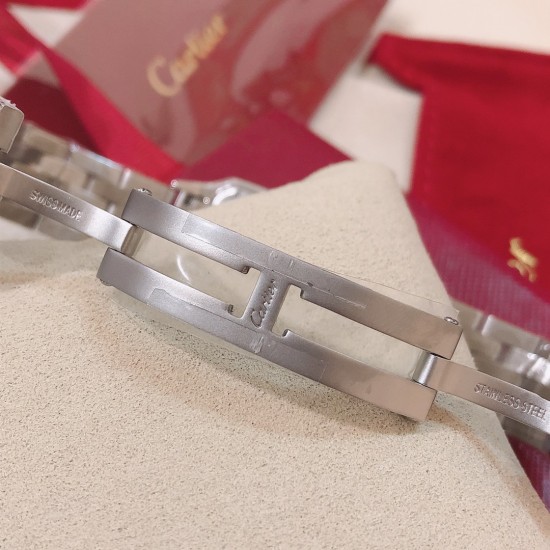 实拍 GF最强女表系列——卡地亚猎豹Panthre de Cartier。华丽而不羁,是Panthre de Cartier猎豹所传达的美学风格。它线条流畅,魅惑动人,柔软服帖于腕间,宛若在肌肤上翩翩起舞。独特的造型彰显成熟优雅、自信动人的女性形象。GF工厂以精湛技艺,原装开模,打造出与正品无异的精美流线表耳,与表壳一体成型。搭载瑞士朗达石英机芯,316L精钢壳套,尺寸:27 x 37毫米,厚度:6毫米,镀银表盘,剑形蓝钢指针,100%三度防水。搭配专柜旅行包装物料。 实拍 GF最强女表系列——卡地亚猎豹Panthre de Cartier。华丽而不羁,是Panthre de Cartier猎豹所传达的美学风格。它线条流畅,魅惑动人,柔软服帖于腕间,宛若在肌肤上翩翩起舞。独特的造型彰显成熟优雅、自信动人的女性形象。GF工厂以精湛技艺,原装开模,打造出与正品无异的精美流线表耳,与表壳一体成型。搭载瑞士朗达石英机芯,316L精钢壳套,尺寸:27 x 37毫米,厚度:6毫米,镀银表盘,剑形蓝钢指针,100%三度防水。搭配专柜旅行包装物料。