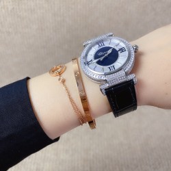 ★实拍 萧邦 CHOPARD IMPERIALE 系列腕表。独特风格带您走进一个新阶段并且成功塑造了崇尚自我表达和与众不同的生活化概念，316精钢材质，此表款全手工镶嵌施华洛世奇水晶钻，成为了美式奢侈生活风格的代表！进口石英机芯以及精细做工，佩戴贴手舒适，设计风格简约明朗。充满奢华璀璨的气息，光彩夺人、让你瞬间提升华丽的气质 ！