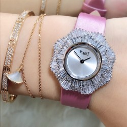 实拍 七夕好礼 PIAGET伯爵 Limelight非凡珍品腕表系列  表壳直径为33mm ，电镀白金，瑞士朗达石英机芯 。手表表壳由花瓣造型上镶嵌112颗特制切割方形钻石于表圈 彰显奢华 蓝宝石水晶镜面  搭配绸缎丝绢皮。这不仅是一款非凡的腕表，更堪称一件珠宝工艺杰作，完美结合创意 打破常规的切割，彰显着珠宝腕表的优雅魅力