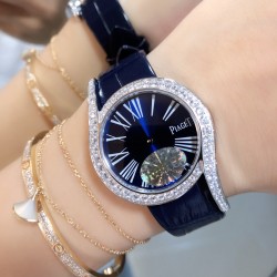 实拍 深海蓝 伯爵 全新Piaget Lime light系列腕表，以其独特的造型，引领着时尚界的风潮，更是邀请到国际巨星巩俐倾情代言，必将成为伯爵品牌全新的识别69式印，瑞士石英32mm 白金电镀 认准独家实拍细节品质！
