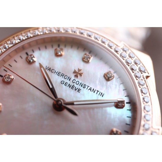实拍【Vacheron Constantin江诗丹顿】纵横四海系列OVERSEAS女款小号型钢带款——一款极具魅力和旅行精神的女性腕表【表壳】直径36mm适合大部分女性佩戴,84颗圆形切割施华洛水更是钻璀璨夺目 【表盘】简约的大三针设计 旭日纹缎面拉丝的工艺处理 深邃优雅 时标均带白色夜光涂层 【机芯】CITIZEN8系列改Cal.5300机芯(机芯稳定零返修 ) 原装18k纳米镀金质摆陀 实拍【Vacheron Constantin江诗丹顿】纵横四海系列OVERSEAS女款小号型钢带款——一款极具魅力和旅行精神的女性腕表【表壳】直径36mm适合大部分女性佩戴,84颗圆形切割施华洛水更是钻璀璨夺目 【表盘】简约的大三针设计 旭日纹缎面拉丝的工艺处理 深邃优雅 时标均带白色夜光涂层 【机芯】CITIZEN8系列改Cal.5300机芯(机芯稳定零返修 ) 原装18k纳米镀金质摆陀