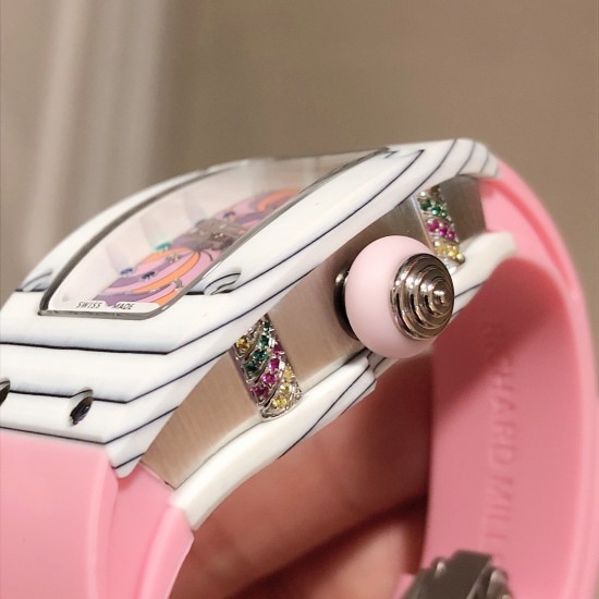 实拍 最新理查珐琅棉花糖理查德米勒 RichardMille 珐琅棉花糖 最新爆款 bon bon系列最稀有的作品!克服传统工艺打破模式!钟表最受尊敬的技术之一。不是所有人的嫁妆,棉花糖运动曲线和颜色,它们是诱人的。有了理查德米勒,实现了把棉花糖戴在你的手腕上!白色陶瓷加上黄粉绿搪瓷表盘,RM-07柔和的颜色创造了一个组合...甜蜜!糖果店的一次旅行,一个让人难以置信的艺术品。你会戴上它吗? 实拍 最新理查珐琅棉花糖理查德米勒 RichardMille 珐琅棉花糖 最新爆款 bon bon系列最稀有的作品!克服传统工艺打破模式!钟表最受尊敬的技术之一。不是所有人的嫁妆,棉花糖运动曲线和颜色,它们是诱人的。有了理查德米勒,实现了把棉花糖戴在你的手腕上!白色陶瓷加上黄粉绿搪瓷表盘,RM-07柔和的颜色创造了一个组合...甜蜜!糖果店的一次旅行,一个让人难以置信的艺术品。你会戴上它吗?