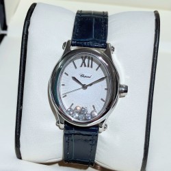 实拍 萧邦-ChopardHappy Sport Oval 石英版本腕表精钢表壳制表工艺与优雅美学风格巧妙结合，以此来展示女性魅力和技术性能。玫瑰金真空电镀材质，既优雅又时尚，以圆润柔美的曲线演绎隽永女性魅力。萧邦对象征永恒的椭圆形展现新颖诠释，打造出一款献给女性的臻礼，许下一个象征快乐的诚挚诺言。Happy Spor欢快嬉戏、自由旋转的水钻珠子在两片蓝宝石水晶之间愉悦轻舞。表壳 约30mm珍珠贝壳彩色表盘搭配光泽亮皮纹表带针扣穿戴C表扣。