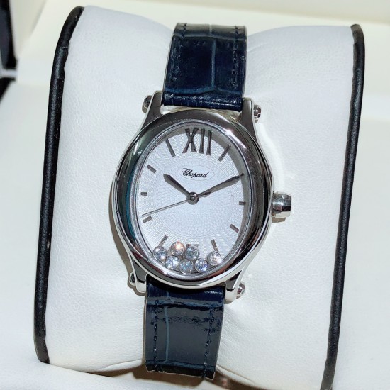 实拍 萧邦-ChopardHappy Sport Oval 石英版本腕表精钢表壳制表工艺与优雅美学风格巧妙结合,以此来展示女性魅力和技术性能。玫瑰金真空电镀材质,既优雅又时尚,以圆润柔美的曲线演绎隽永女性魅力。萧邦对象征永恒的椭圆形展现新颖诠释,打造出一款献给女性的臻礼,许下一个象征快乐的诚挚诺言。Happy Spor欢快嬉戏、自由旋转的水钻珠子在两片蓝宝石水晶之间愉悦轻舞。表壳 约30mm珍珠贝壳彩色表盘搭配光泽亮皮纹表带针扣穿戴C表扣。 实拍 萧邦-ChopardHappy Sport Oval 石英版本腕表精钢表壳制表工艺与优雅美学风格巧妙结合,以此来展示女性魅力和技术性能。玫瑰金真空电镀材质,既优雅又时尚,以圆润柔美的曲线演绎隽永女性魅力。萧邦对象征永恒的椭圆形展现新颖诠释,打造出一款献给女性的臻礼,许下一个象征快乐的诚挚诺言。Happy Spor欢快嬉戏、自由旋转的水钻珠子在两片蓝宝石水晶之间愉悦轻舞。表壳 约30mm珍珠贝壳彩色表盘搭配光泽亮皮纹表带针扣穿戴C表扣。