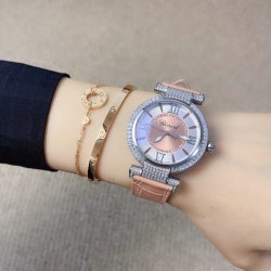 ★实拍 萧邦 CHOPARD IMPERIALE 系列腕表。独特风格带您走进一个新阶段并且成功塑造了崇尚自我表达和与众不同的生活化概念，316精钢材质，此表款全手工镶嵌施华洛世奇水晶钻，成为了美式奢侈生活风格的代表！进口石英机芯以及精细做工，佩戴贴手舒适，设计风格简约明朗。充满奢华璀璨的气息，光彩夺人、让你瞬间提升华丽的气质 ！