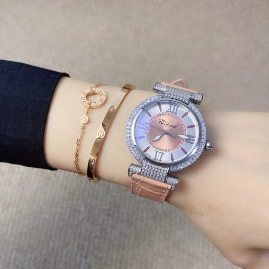 ★实拍 萧邦 CHOPARD IMPERIALE 系列腕表。独特风格带您走进一个新阶段并且成功塑造了崇尚自我表达和与众不同的生活化概念，316精钢材质，此表款全手工镶嵌施华洛世奇水晶钻，成为了美式奢侈生活风格的代表！进口石英机芯以及精细做工，佩戴贴手舒适，设计风格简约明朗。充满奢华璀璨的气息，光彩夺人、让你瞬间提升华丽的气质 ！