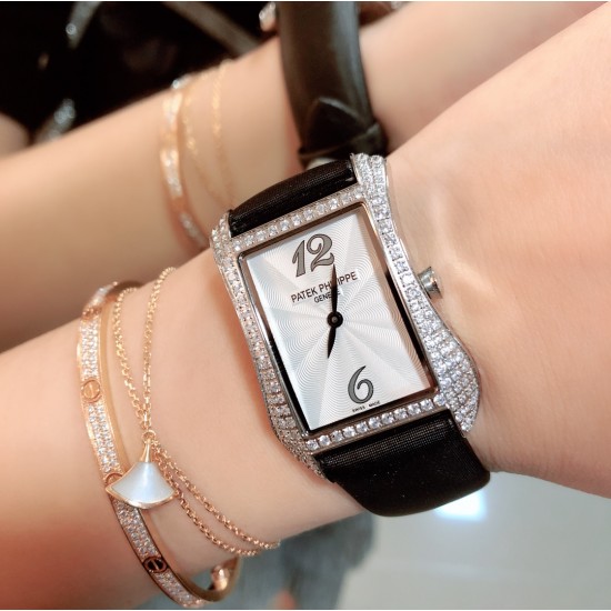 实拍 PATEK PHILIPPE百达翡丽系列 女士腕表(白金表壳搭配沙丁布带,表圈镶嵌天然锆石,蓝宝石玻璃,搭载瑞士石英机芯,尺寸30*34*7毫米) 实拍 PATEK PHILIPPE百达翡丽系列 女士腕表(白金表壳搭配沙丁布带,表圈镶嵌天然锆石,蓝宝石玻璃,搭载瑞士石英机芯,尺寸30*34*7毫米)