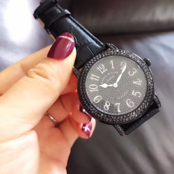 Franck muller-法兰克穆勒 ⏱FM酷黑圆形男女满钻表✔️黑色水钻搭配黑色真皮表带、高冷大范儿黑色控看过来、绝对是一款炫酷潮搭单品‼️满满的水钻装饰整表、高端欧美大牌、钢壳、进口石英机芯表盘直径约38毫米❗️超有范时尚大伽们必入单品