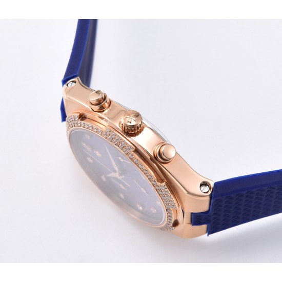 FK-VACHERON CONSTANTIN【江诗丹顿】纵横四海系列,六针多功能跑秒版火热上市,突破传统,时尚优雅的多彩表带,可满足佩戴者在不同场合的需求,多样化的色彩设计演绎大胆而时尚的风格,江诗丹顿在装置时始终将舒适性放在首位,确保腕表完美贴合手腕,纯钢表壳,进口石英机芯,蓝宝石水晶玻璃,舒适胶质表带,采用原装针式表扣佩戴方便!尺寸:36.5mm FK-VACHERON CONSTANTIN【江诗丹顿】纵横四海系列,六针多功能跑秒版火热上市,突破传统,时尚优雅的多彩表带,可满足佩戴者在不同场合的需求,多样化的色彩设计演绎大胆而时尚的风格,江诗丹顿在装置时始终将舒适性放在首位,确保腕表完美贴合手腕,纯钢表壳,进口石英机芯,蓝宝石水晶玻璃,舒适胶质表带,采用原装针式表扣佩戴方便!尺寸:36.5mm
