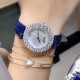 实拍 萧邦新款不断 重点推荐 重磅来袭 LHEUR DU DIAMANT珠宝镶系列,全套精钢镂空打造,光滑精致无暇,采用最新手法三爪镶石工艺,与原装正品一致,尺寸及细节完美至无可挑剔,整表美轮美奂由你任意搭配出行或各种宴会派对,该款专用进口机械机芯,整机保持原状态无改动,稳定性众所周知!表扣饱满不显臃肿,七颗钻石及整个表扣呈现的弧度与镂空的鸟巢壳身完美绝配,搭配之对应效果令你无可挑剔,表带制作精良,狠下本钱采用进口高光牛皮 一点也不逊于市场的一般鳄鱼皮。 实拍 萧邦新款不断 重点推荐 重磅来袭 LHEUR DU DIAMANT珠宝镶系列,全套精钢镂空打造,光滑精致无暇,采用最新手法三爪镶石工艺,与原装正品一致,尺寸及细节完美至无可挑剔,整表美轮美奂由你任意搭配出行或各种宴会派对,该款专用进口机械机芯,整机保持原状态无改动,稳定性众所周知!表扣饱满不显臃肿,七颗钻石及整个表扣呈现的弧度与镂空的鸟巢壳身完美绝配,搭配之对应效果令你无可挑剔,表带制作精良,狠下本钱采用进口高光牛皮 一点也不逊于市场的一般鳄鱼皮。