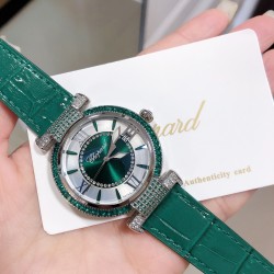 实拍 萧邦 CHOPARD IMPERIALE 系列腕表。独特风格带您走进一个新阶段并且成功塑造了崇尚自我表达和与众不同的生活化概念，316精钢材质，此表款全手工镶嵌施华洛世奇水晶钻，成为了美式奢侈生活风格的代表！进口石英机芯以及精细做工，佩戴贴手舒适，设计风格简约明朗。充满奢华璀璨的气息，光彩夺人、让你瞬间提升华丽的气质 ！
