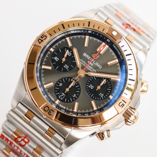 【硬核钢王】GF新品百年灵Chronomat，备受关注的蝴蝶扣辊珠精钢表链因其类似“子弹”的外形被称为“子弹链”。一体式圆滑倒角处理，每一处细节都展现出高辨识度机械美感！表壳纵向拉丝更显GF超凡的打磨功力！材质： 316L精钢直径： 42毫米机芯：Asia-7750机芯GF出品，复刻首选！