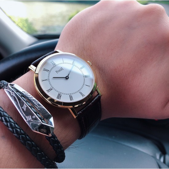 伯爵 PIAGET B0 超薄,直径40厚度8MM,采用改装高品质手翻机芯Cal.1400:原装一致夹板刻字,机芯稳定!蓝宝石水晶镜面,原装比例细节!特别注重手表的大小,弧度,抛光,刻字! 外壳均采用真空电镀,特别是白金款式光亮不掉色,纯正316进口钢材使整表更有坠感,欢迎比对!双面进口意大利小牛皮和原装扣! 三十米防水!三杰精致推荐男士超薄机械腕表 SJ为你精心打造超真实实物图拍摄 伯爵 PIAGET B0 超薄,直径40厚度8MM,采用改装高品质手翻机芯Cal.1400:原装一致夹板刻字,机芯稳定!蓝宝石水晶镜面,原装比例细节!特别注重手表的大小,弧度,抛光,刻字! 外壳均采用真空电镀,特别是白金款式光亮不掉色,纯正316进口钢材使整表更有坠感,欢迎比对!双面进口意大利小牛皮和原装扣! 三十米防水!三杰精致推荐男士超薄机械腕表 SJ为你精心打造超真实实物图拍摄
