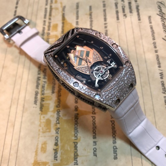 【独家实拍 理查德•米勒 】 《Richard Mille》新成员:(RM71-01 Talisman )女士腕表 专为女性设计,金质表盘上装饰有独特的「护身符」 表盘有10种不同的设计版本,腕表的每一颗钻石与珍珠贝面均由人工手动镶嵌 蓝宝石镜面与镂空式设计让您一览无余!原装西铁城全自动机械机芯,精致走时低至零返修!表带材质可采用橡胶带与牛皮带,搭配原装带钻折叠扣!「RM 71-01 Talisman」是对当代女性的致敬——是当代女性不可多得的完美选择!独家实拍,欢迎转发! 【独家实拍 理查德•米勒 】 《Richard Mille》新成员:(RM71-01 Talisman )女士腕表 专为女性设计,金质表盘上装饰有独特的「护身符」 表盘有10种不同的设计版本,腕表的每一颗钻石与珍珠贝面均由人工手动镶嵌 蓝宝石镜面与镂空式设计让您一览无余!原装西铁城全自动机械机芯,精致走时低至零返修!表带材质可采用橡胶带与牛皮带,搭配原装带钻折叠扣!「RM 71-01 Talisman」是对当代女性的致敬——是当代女性不可多得的完美选择!独家实拍,欢迎转发!