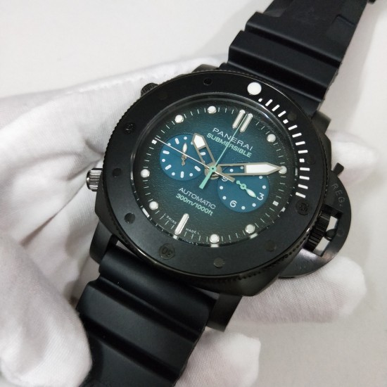 沛纳海新款来袭！SUBMERSIBLE 潜行系列PAM00983，纪尧姆内里特别版，设计灵感来自于这位法国自由潜水冠军纪尧姆内里(GUILLAUME NRY)，他因创下世界纪录和拍摄惊艳的水底照片而蜚声国际。PAM00983,直径47mm,厚度15mm,矿物质强化玻璃，316L精钢黑壳，黑色陶瓷逆时针旋转表圈附分度标，坚韧橡胶表带，表底盖镌刻自由潜水冠军本人的署名、莫雷阿岛的图像，以及他在恒重自由潜水项目创下的惊人纪录 ── 单口闭气下潜126米。