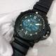 沛纳海新款来袭！SUBMERSIBLE 潜行系列PAM00983，纪尧姆内里特别版，设计灵感来自于这位法国自由潜水冠军纪尧姆内里(GUILLAUME NRY)，他因创下世界纪录和拍摄惊艳的水底照片而蜚声国际。PAM00983,直径47mm,厚度15mm,矿物质强化玻璃，316L精钢黑壳，黑色陶瓷逆时针旋转表圈附分度标，坚韧橡胶表带，表底盖镌刻自由潜水冠军本人的署名、莫雷阿岛的图像，以及他在恒重自由潜水项目创下的惊人纪录 ── 单口闭气下潜126米。