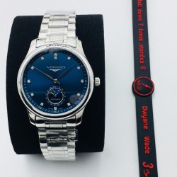 【LG Factory】新力作 浪琴Longines新款「Master Moonphase」月相日历腕表，采用ETA2824-2机芯，功能完美同步，防水深度30米，表耳线条温润流畅。表盘为大三针布局，最特别之处是表圈分钟刻度圈为立体倾斜的设计，提供出色的表盘层次感。6点的月相盘与日历功能融为一体。表盘共有3种款式：银白色麦粒纹搭配衬线体阿拉伯数字时标，黑色麦粒纹搭配罗马数字时标，蓝色日晖纹搭配棍状时标 ，直径40毫米，厚度10毫米，意大利进口小牛皮 原装蝴蝶扣 ⚠️请认准独家品质！LG品质 值得信赖！