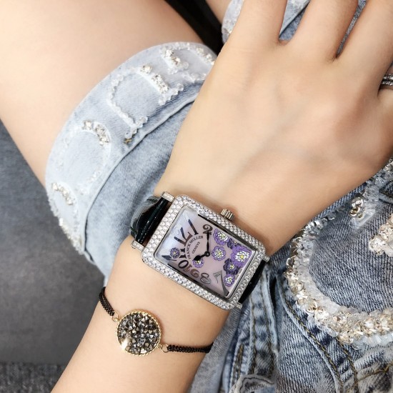 法兰克穆勒Franck muller- Long Island长岛系列时尚腕表,众多网红同款,316L精钢材质,搭配亮皮表带 纯手工施华洛世奇镶嵌工艺制作,满天星能折射更多的光线,突显野性和奢华的特征极其搭配,给各种风格的搭配带来新的光彩,精致典雅,奢华绽放。尺寸40mm*33mm*12mm 法兰克穆勒Franck muller- Long Island长岛系列时尚腕表,众多网红同款,316L精钢材质,搭配亮皮表带 纯手工施华洛世奇镶嵌工艺制作,满天星能折射更多的光线,突显野性和奢华的特征极其搭配,给各种风格的搭配带来新的光彩,精致典雅,奢华绽放。尺寸40mm*33mm*12mm