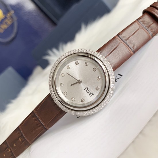 实拍 伯爵-PIAGET 女士腕表 瑞士石英机芯 316L精钢表壳 真牛皮表带 尺寸34*8mm 蓝宝石玻璃镜面 简约的设计,大胆而多彩的配色,以及旋转表圈是伯爵品牌 Possession腕表的特质所在。通过品牌制表师们天马星空的创意,将各个亮色的表带与贵金属、钻石、精钢材质相融,通过圆形盘面的演绎,令全新的 Possession腕表越发闪耀夺目,给人眼前一亮之感。 实拍 伯爵-PIAGET 女士腕表 瑞士石英机芯 316L精钢表壳 真牛皮表带 尺寸34*8mm 蓝宝石玻璃镜面 简约的设计,大胆而多彩的配色,以及旋转表圈是伯爵品牌 Possession腕表的特质所在。通过品牌制表师们天马星空的创意,将各个亮色的表带与贵金属、钻石、精钢材质相融,通过圆形盘面的演绎,令全新的 Possession腕表越发闪耀夺目,给人眼前一亮之感。
