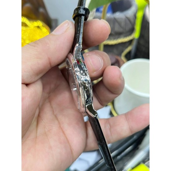 OMEGA 欧米茄 蝶飞系列 优雅纤薄的外表,完美诠释原装优雅商务的经典魅力,尺寸39.5mm。字面刻度和指针全部精磨抛亮,盘中的欧米茄电阻LOGO弧度到位,边沿处倒角自然! OMEGA 欧米茄 蝶飞系列 优雅纤薄的外表,完美诠释原装优雅商务的经典魅力,尺寸39.5mm。字面刻度和指针全部精磨抛亮,盘中的欧米茄电阻LOGO弧度到位,边沿处倒角自然!
