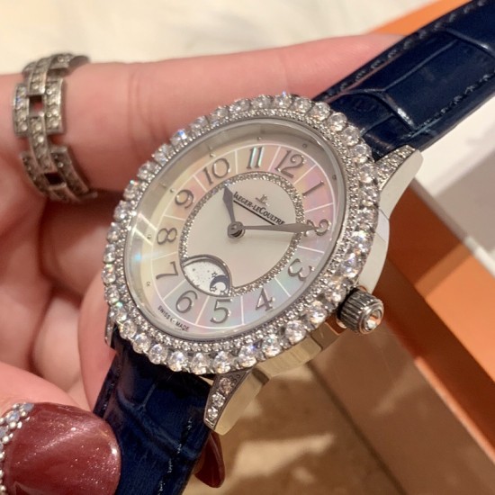 实拍 积家-Jaeger-LeCoultre DAZZLING RENDEZ- VOUS MOON约会系列月相珠宝腕表月之女神,是浪漫与柔美的象征,她掌管着大自然中的潮起潮落和季节更替,是艺术家与诗人们的灵感源泉,在温润莹亮的白色珍珠母贝映衬下,晶莹璀璨的钻石散发出夜空般的静谧之美,表圈镶嵌108颗钻石,组成两个环绕表壳的同心圆。由36颗以爪镶工艺镶嵌的钻石组成的外圈,为光芒闪耀的表圈营造出轻盈美妙的质感,尺寸36mm的精钢表壳搭配进口瑞士石英,采用蓝宝石水晶玻璃。 实拍 积家-Jaeger-LeCoultre DAZZLING RENDEZ- VOUS MOON约会系列月相珠宝腕表月之女神,是浪漫与柔美的象征,她掌管着大自然中的潮起潮落和季节更替,是艺术家与诗人们的灵感源泉,在温润莹亮的白色珍珠母贝映衬下,晶莹璀璨的钻石散发出夜空般的静谧之美,表圈镶嵌108颗钻石,组成两个环绕表壳的同心圆。由36颗以爪镶工艺镶嵌的钻石组成的外圈,为光芒闪耀的表圈营造出轻盈美妙的质感,尺寸36mm的精钢表壳搭配进口瑞士石英,采用蓝宝石水晶玻璃。