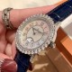 实拍 积家-Jaeger-LeCoultre DAZZLING RENDEZ- VOUS MOON约会系列月相珠宝腕表月之女神,是浪漫与柔美的象征,她掌管着大自然中的潮起潮落和季节更替,是艺术家与诗人们的灵感源泉,在温润莹亮的白色珍珠母贝映衬下,晶莹璀璨的钻石散发出夜空般的静谧之美,表圈镶嵌108颗钻石,组成两个环绕表壳的同心圆。由36颗以爪镶工艺镶嵌的钻石组成的外圈,为光芒闪耀的表圈营造出轻盈美妙的质感,尺寸36mm的精钢表壳搭配进口瑞士石英,采用蓝宝石水晶玻璃。 实拍 积家-Jaeger-LeCoultre DAZZLING RENDEZ- VOUS MOON约会系列月相珠宝腕表月之女神,是浪漫与柔美的象征,她掌管着大自然中的潮起潮落和季节更替,是艺术家与诗人们的灵感源泉,在温润莹亮的白色珍珠母贝映衬下,晶莹璀璨的钻石散发出夜空般的静谧之美,表圈镶嵌108颗钻石,组成两个环绕表壳的同心圆。由36颗以爪镶工艺镶嵌的钻石组成的外圈,为光芒闪耀的表圈营造出轻盈美妙的质感,尺寸36mm的精钢表壳搭配进口瑞士石英,采用蓝宝石水晶玻璃。