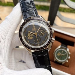 OMEGA 欧米茄 登月腕表——「Speedmaster Apollo 11 50th Anniversary」超霸计时码表，直径42mm，镶嵌黑色陶瓷刻度圈，衬托出醒目的金色刻度。