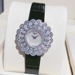 实拍 萧邦-Chopard❥ Precious Chopard系列❥瑞士石英机芯❥蓝宝石玻璃镜面❥表壳直径约36mm           厚度约8mm❥今年以“舞会”为主题，推出Precious Chopard系列高级珠宝与珠宝表新作。以钻石和多种彩色贵重宝石为Precious Chopard系列珠宝装饰出华丽的外衣，由最出色的珠宝师以卓绝工艺精心制作，散发出盛大晚会的恢宏气势。