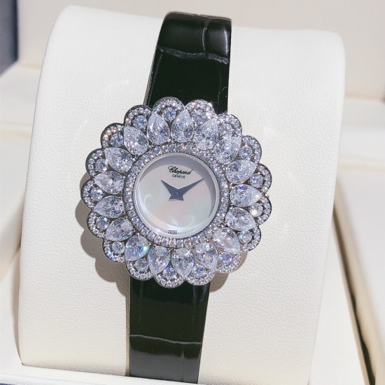 实拍 萧邦-Chopard❥ Precious Chopard系列❥瑞士石英机芯❥蓝宝石玻璃镜面❥表壳直径约36mm 厚度约8mm❥今年以“舞会”为主题,推出Precious Chopard系列高级珠宝与珠宝表新作。以钻石和多种彩色贵重宝石为Precious Chopard系列珠宝装饰出华丽的外衣,由最出色的珠宝师以卓绝工艺精心制作,散发出盛大晚会的恢宏气势。 实拍 萧邦-Chopard❥ Precious Chopard系列❥瑞士石英机芯❥蓝宝石玻璃镜面❥表壳直径约36mm 厚度约8mm❥今年以“舞会”为主题,推出Precious Chopard系列高级珠宝与珠宝表新作。以钻石和多种彩色贵重宝石为Precious Chopard系列珠宝装饰出华丽的外衣,由最出色的珠宝师以卓绝工艺精心制作,散发出盛大晚会的恢宏气势。