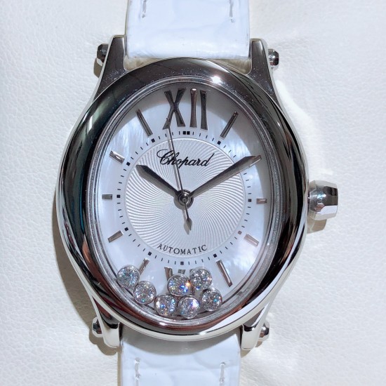 实拍 萧邦-ChopardHappy Sport Oval 石英版本腕表精钢表壳制表工艺与优雅美学风格巧妙结合,以此来展示女性魅力和技术性能。玫瑰金真空电镀材质,既优雅又时尚,以圆润柔美的曲线演绎隽永女性魅力。萧邦对象征永恒的椭圆形展现新颖诠释,打造出一款献给女性的臻礼,许下一个象征快乐的诚挚诺言。Happy Spor欢快嬉戏、自由旋转的水钻珠子在两片蓝宝石水晶之间愉悦轻舞。表壳 约30mm珍珠贝壳彩色表盘搭配光泽亮皮纹表带针扣穿戴C表扣。 实拍 萧邦-ChopardHappy Sport Oval 石英版本腕表精钢表壳制表工艺与优雅美学风格巧妙结合,以此来展示女性魅力和技术性能。玫瑰金真空电镀材质,既优雅又时尚,以圆润柔美的曲线演绎隽永女性魅力。萧邦对象征永恒的椭圆形展现新颖诠释,打造出一款献给女性的臻礼,许下一个象征快乐的诚挚诺言。Happy Spor欢快嬉戏、自由旋转的水钻珠子在两片蓝宝石水晶之间愉悦轻舞。表壳 约30mm珍珠贝壳彩色表盘搭配光泽亮皮纹表带针扣穿戴C表扣。