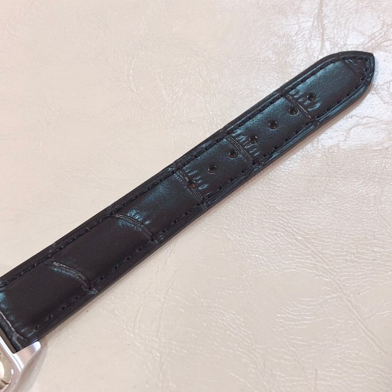 实拍【XF新款预告】有故事的腕表 卡地亚 山度士 最时髦的方表,全新升级v2版本 最新,最薄,最轻,最准!一比一正品复刻,完美还原正品魅力!进口石英机芯,不像机械表那样易出故障,零误差,近无返修。大号43.531.4毫米,小号38 x 27.5毫米。 实拍【XF新款预告】有故事的腕表 卡地亚 山度士 最时髦的方表,全新升级v2版本 最新,最薄,最轻,最准!一比一正品复刻,完美还原正品魅力!进口石英机芯,不像机械表那样易出故障,零误差,近无返修。大号43.531.4毫米,小号38 x 27.5毫米。