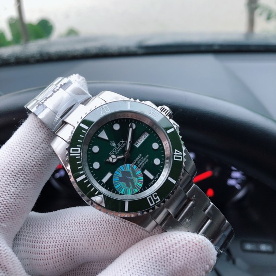 SJ出品 【品牌】劳力士--ROLEX 【类型】男士腕表 Y8【机芯】全自动机械机芯【材质】316L精钢表壳【表镜】矿物强化玻璃镜面【皮质】胶带/钢带(可选)【尺寸】直径40mm 厚度12mm【特性】潜航者系列,专门为潜水爱好者所设计的产品,时尚硬朗,个性独特 三杰精致推荐男士机械腕表 SJ为你精心挑选超真实实物图拍摄 SJ出品 【品牌】劳力士--ROLEX 【类型】男士腕表 Y8【机芯】全自动机械机芯【材质】316L精钢表壳【表镜】矿物强化玻璃镜面【皮质】胶带/钢带(可选)【尺寸】直径40mm 厚度12mm【特性】潜航者系列,专门为潜水爱好者所设计的产品,时尚硬朗,个性独特 三杰精致推荐男士机械腕表 SJ为你精心挑选超真实实物图拍摄