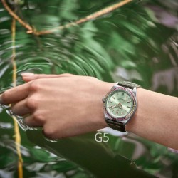 官网美图全新百年灵机械计时腕表-南海胶囊系列(chronometer Automatic 36)具有醒目的色彩和夜光.让人联想起夏日 海洋生物和葱郁草木所营造的令人陶醉的氛围。这款优雅的现代复古灵感腕表适合想在人群脱颖而出的女士。融合优异性能和造型美感，时尚而优雅，适合各种场合，多种金属表壳可供选择，镶嵌彩色宝石钻，从炫酷的精钢材质百搭双色间金乃至豪华红金，一应俱全，时标和多姿多彩表盘，搭载2824机械机芯，尺寸:36mm 是百年灵最新女士机械计时系列的灵动姐妹表款。