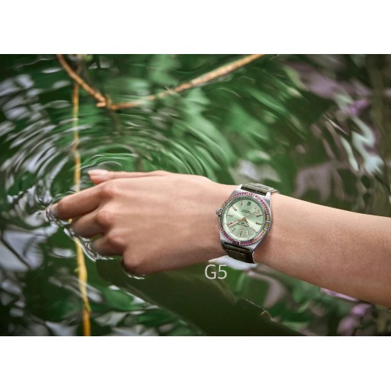 官网美图全新百年灵机械计时腕表-南海胶囊系列(chronometer Automatic 36)具有醒目的色彩和夜光.让人联想起夏日 海洋生物和葱郁草木所营造的令人陶醉的氛围。这款优雅的现代复古灵感腕表适合想在人群脱颖而出的女士。融合优异性能和造型美感,时尚而优雅,适合各种场合,多种金属表壳可供选择,镶嵌彩色宝石钻,从炫酷的精钢材质百搭双色间金乃至豪华红金,一应俱全,时标和多姿多彩表盘,搭载2824机械机芯,尺寸:36mm 是百年灵最新女士机械计时系列的灵动姐妹表款。 官网美图全新百年灵机械计时腕表-南海胶囊系列(chronometer Automatic 36)具有醒目的色彩和夜光.让人联想起夏日 海洋生物和葱郁草木所营造的令人陶醉的氛围。这款优雅的现代复古灵感腕表适合想在人群脱颖而出的女士。融合优异性能和造型美感,时尚而优雅,适合各种场合,多种金属表壳可供选择,镶嵌彩色宝石钻,从炫酷的精钢材质百搭双色间金乃至豪华红金,一应俱全,时标和多姿多彩表盘,搭载2824机械机芯,尺寸:36mm 是百年灵最新女士机械计时系列的灵动姐妹表款。