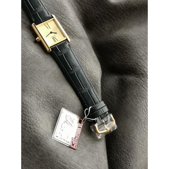 5S+新鲜水果限量推荐:卡地亚坦克系列WGTA0213(大号)100周年限量版腕表,黄金色表壳搭配深蓝色意大利进口小牛皮表带(更备有美洲鳄鱼皮供客选择)。蓝宝石水晶玻璃,金色表盘经过旭日纹拉丝处理,仅在6时和12时位置设有罗马数字,简约优雅。蓝钢时分指针格外显眼醒目,并在表冠上的凸圆形蓝宝石配色相呼应。搭载瑞士石英机芯,尺寸:33.7*25.5毫米。 5S+新鲜水果限量推荐:卡地亚坦克系列WGTA0213(大号)100周年限量版腕表,黄金色表壳搭配深蓝色意大利进口小牛皮表带(更备有美洲鳄鱼皮供客选择)。蓝宝石水晶玻璃,金色表盘经过旭日纹拉丝处理,仅在6时和12时位置设有罗马数字,简约优雅。蓝钢时分指针格外显眼醒目,并在表冠上的凸圆形蓝宝石配色相呼应。搭载瑞士石英机芯,尺寸:33.7*25.5毫米。