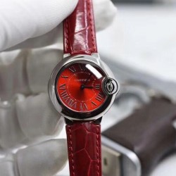 V6出品 CARTIER卡地亚蓝气球系列WSBB0022腕表，蓝气球系列，新款，中国红，尺寸有28，33，36毫米，石英机芯。悦目的红色，既象征爱情的热烈，也传达团圆的喜悦。浓情蜜意，化作红色鳄鱼皮表带，在爱人的腕间缠绕；凸圆形尖晶石镶嵌在凹槽式表冠，优雅而静谧；红色阳光射线纹饰表盘流光溢彩，如绚烂的红玫瑰，见证幸福与喜悦的时刻；剑形银色指针精准地记录下永恒的挚爱宣言，触动爱的心跳。此次一次性发售的卡地亚“中国红”蓝气球腕表，将为2020新年带来鸿运好彩头。