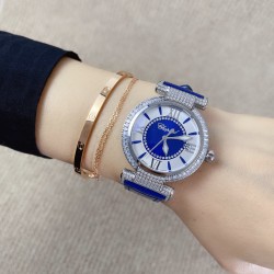 ★实拍 萧邦 CHOPARD IMPERIALE 系列腕表。独特风格带您走进一个新阶段并且成功塑造了崇尚自我表达和与众不同的生活化概念，316精钢材质，此表款全手工镶嵌施华洛世奇水晶钻，成为了美式奢侈生活风格的代表！进口石英机芯以及精细做工，佩戴贴手舒适，设计风格简约明朗。充满奢华璀璨的气息，光彩夺人、让你瞬间提升华丽的气质 ！